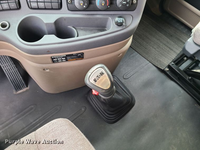 image for item DJ1677 2014 Freightliner Cascadia 125  semi truck