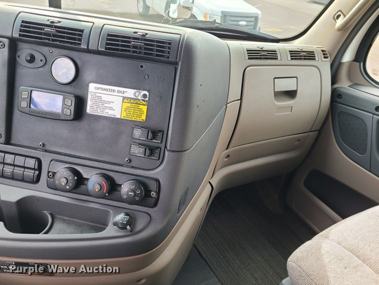 image for item DJ1677 2014 Freightliner Cascadia 125  semi truck