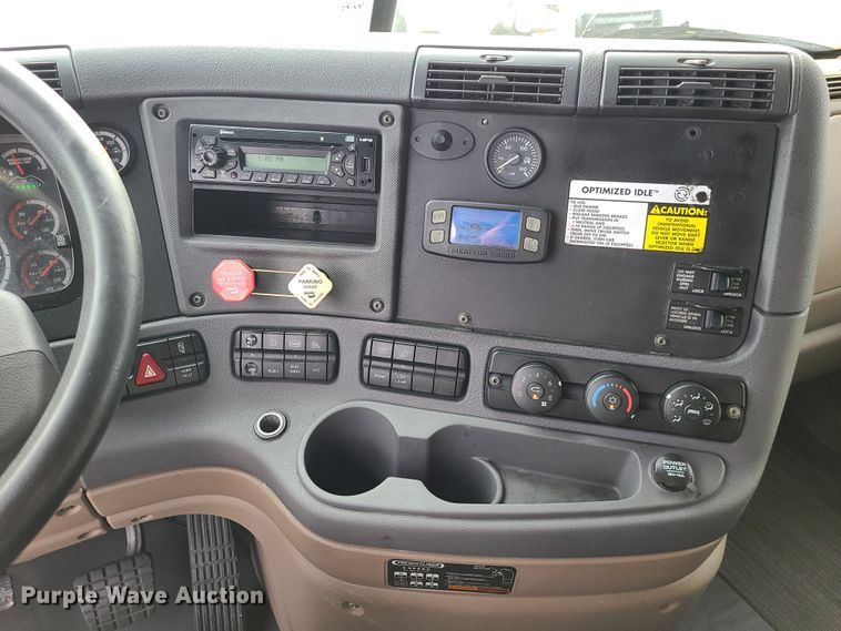 image for item DJ1677 2014 Freightliner Cascadia 125  semi truck