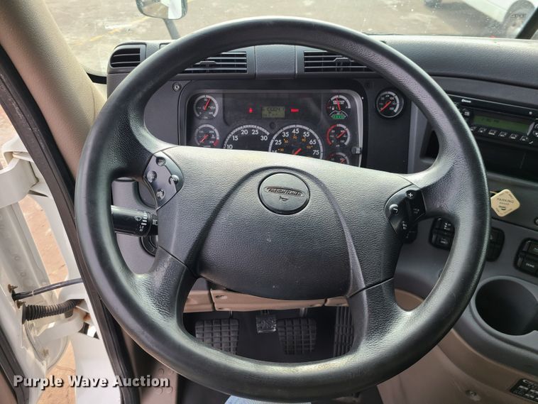 image for item DJ1677 2014 Freightliner Cascadia 125  semi truck