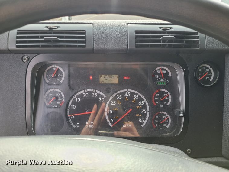 image for item DJ1677 2014 Freightliner Cascadia 125  semi truck