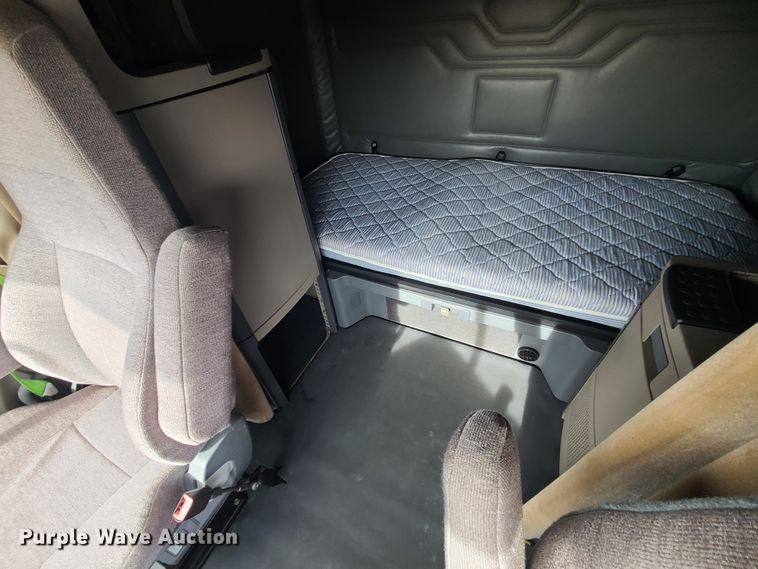 image for item DJ1677 2014 Freightliner Cascadia 125  semi truck