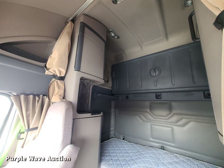 image for item DJ1677 2014 Freightliner Cascadia 125  semi truck