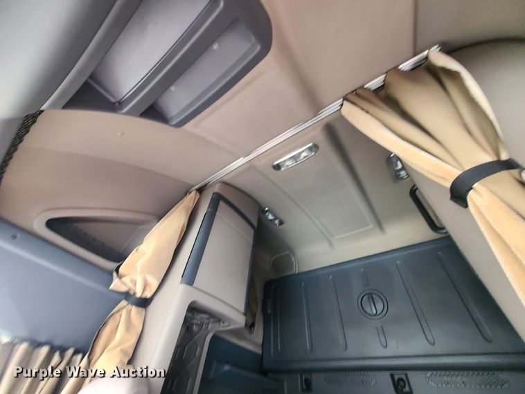 image for item DJ1677 2014 Freightliner Cascadia 125  semi truck