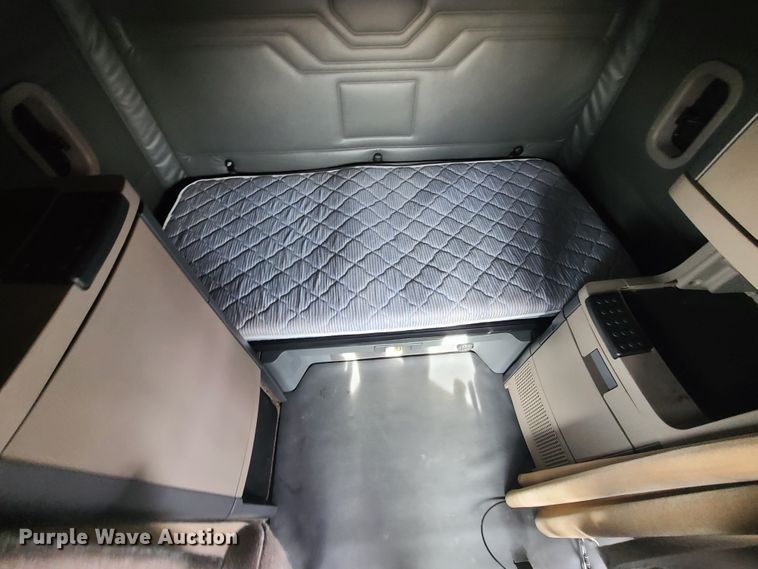 image for item DJ1677 2014 Freightliner Cascadia 125  semi truck