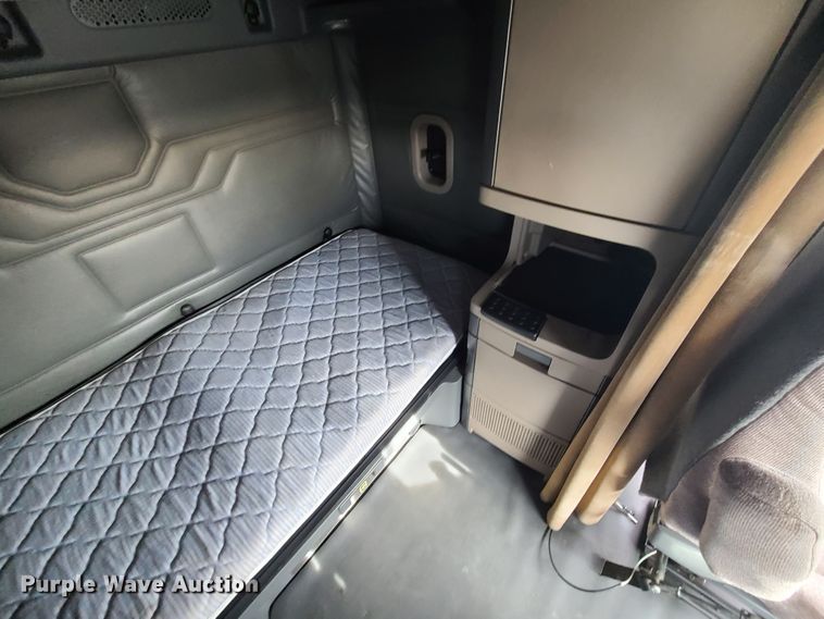 image for item DJ1677 2014 Freightliner Cascadia 125  semi truck