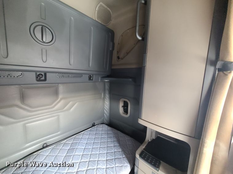 image for item DJ1677 2014 Freightliner Cascadia 125  semi truck