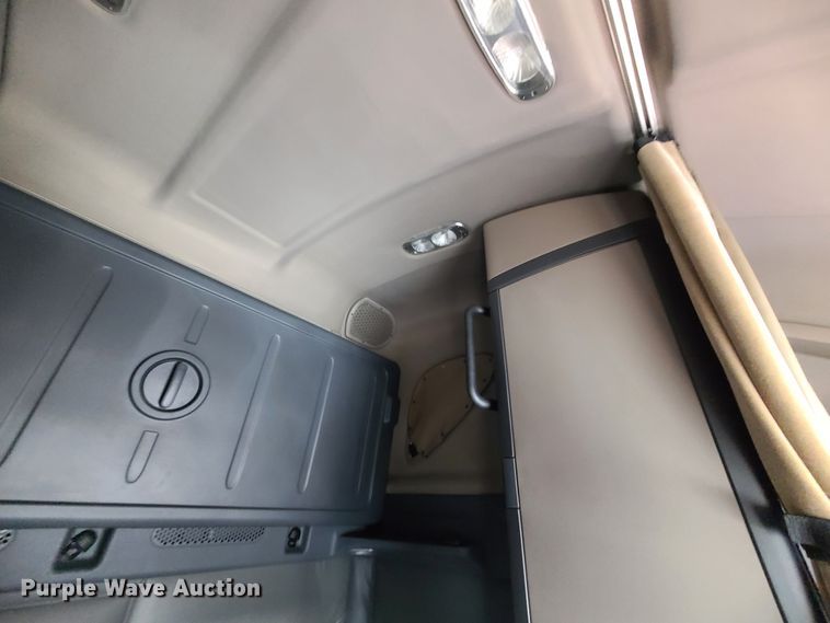 image for item DJ1677 2014 Freightliner Cascadia 125  semi truck