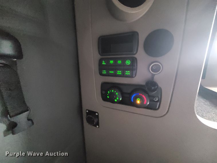 image for item DJ1677 2014 Freightliner Cascadia 125  semi truck