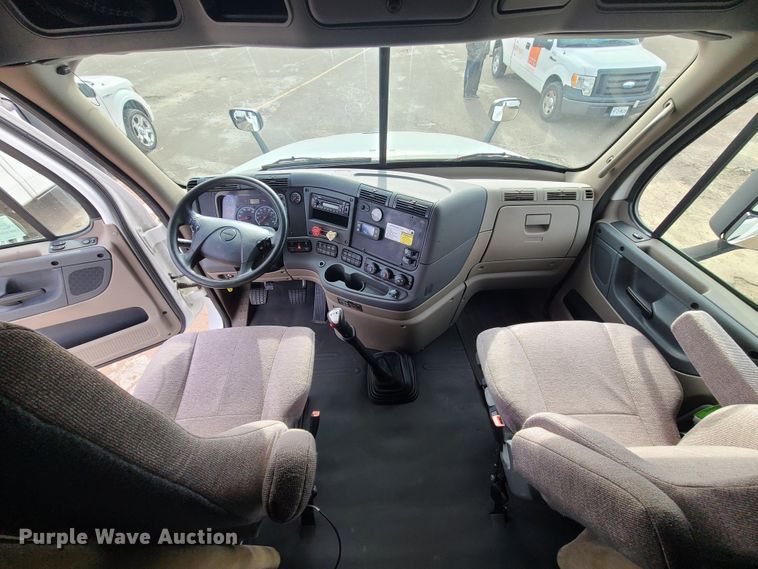 image for item DJ1677 2014 Freightliner Cascadia 125  semi truck