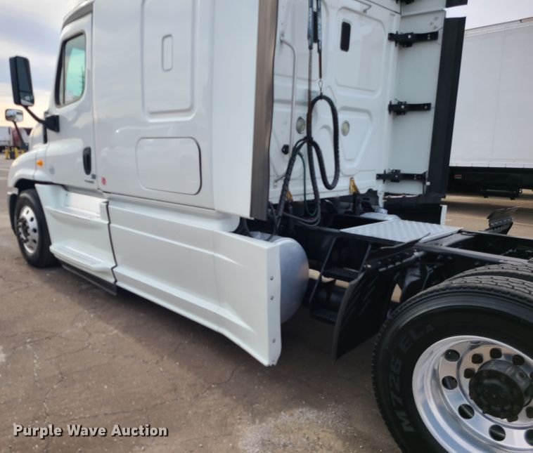 image for item DJ1677 2014 Freightliner Cascadia 125  semi truck