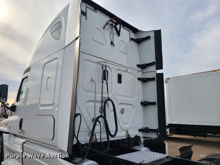 image for item DJ1677 2014 Freightliner Cascadia 125  semi truck