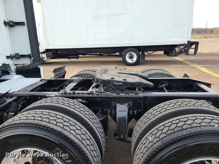 image for item DJ1677 2014 Freightliner Cascadia 125  semi truck