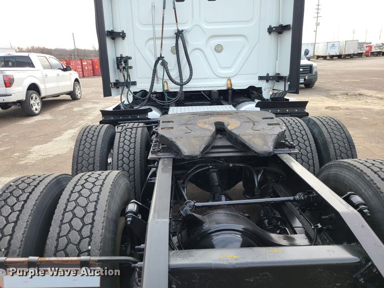 image for item DJ1677 2014 Freightliner Cascadia 125  semi truck