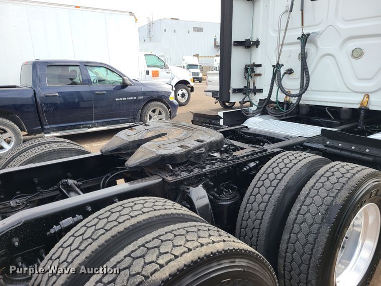 image for item DJ1677 2014 Freightliner Cascadia 125  semi truck