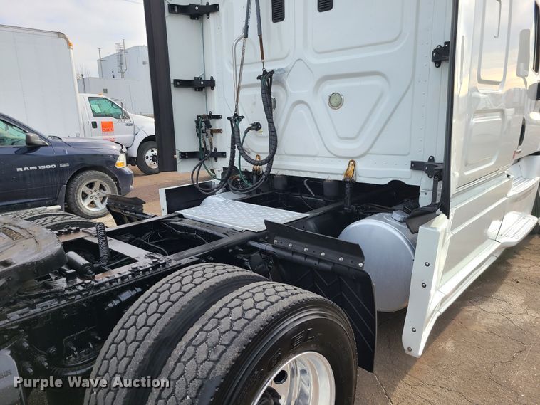 image for item DJ1677 2014 Freightliner Cascadia 125  semi truck