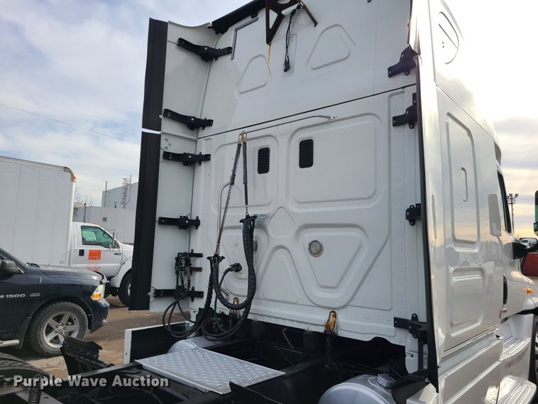 image for item DJ1677 2014 Freightliner Cascadia 125  semi truck