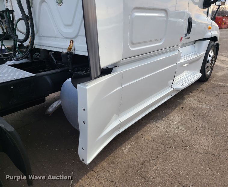 image for item DJ1677 2014 Freightliner Cascadia 125  semi truck