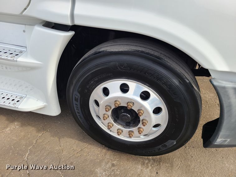 image for item DJ1677 2014 Freightliner Cascadia 125  semi truck