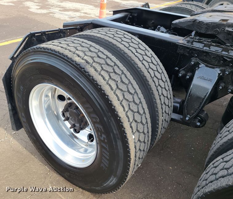 image for item DJ1677 2014 Freightliner Cascadia 125  semi truck