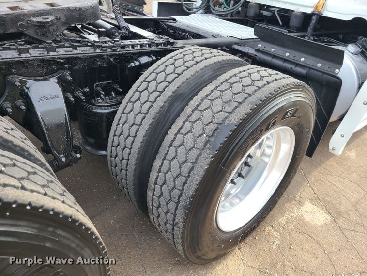 image for item DJ1677 2014 Freightliner Cascadia 125  semi truck