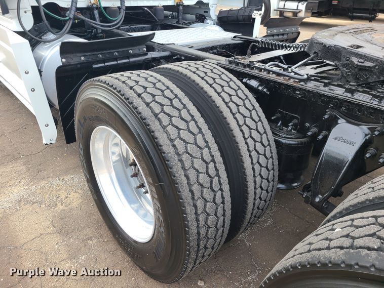 image for item DJ1677 2014 Freightliner Cascadia 125  semi truck