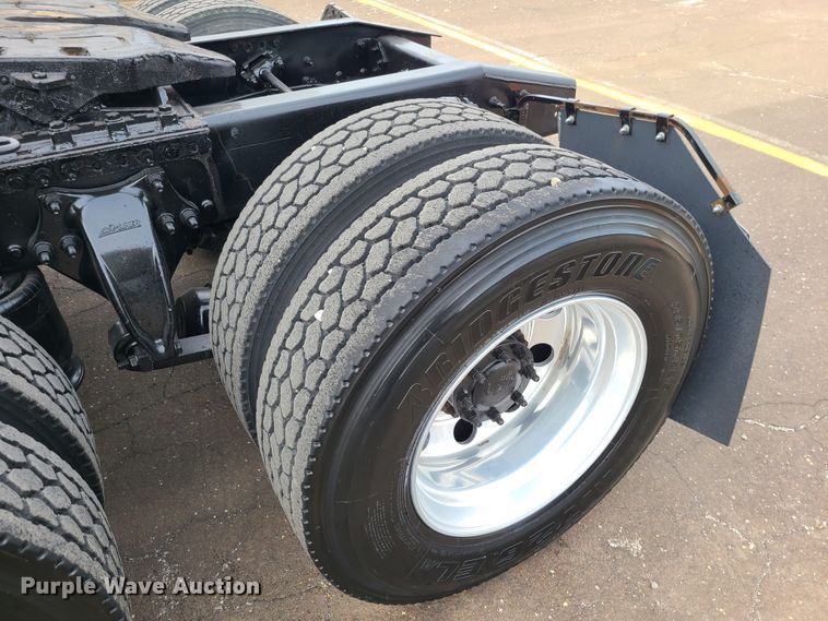 image for item DJ1677 2014 Freightliner Cascadia 125  semi truck