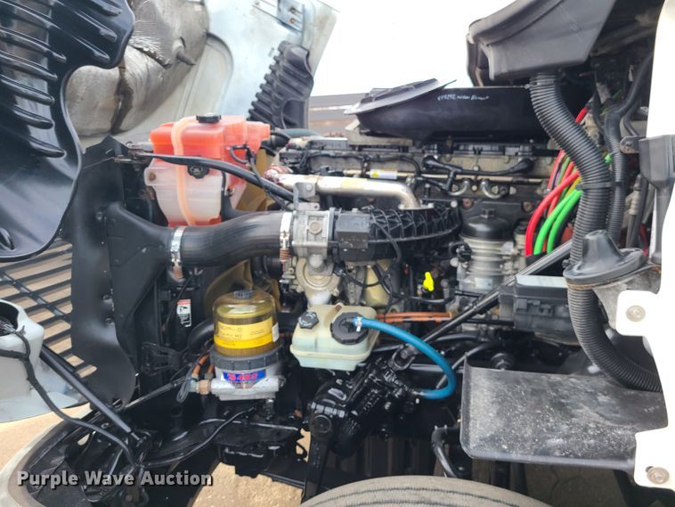 image for item DJ1677 2014 Freightliner Cascadia 125  semi truck