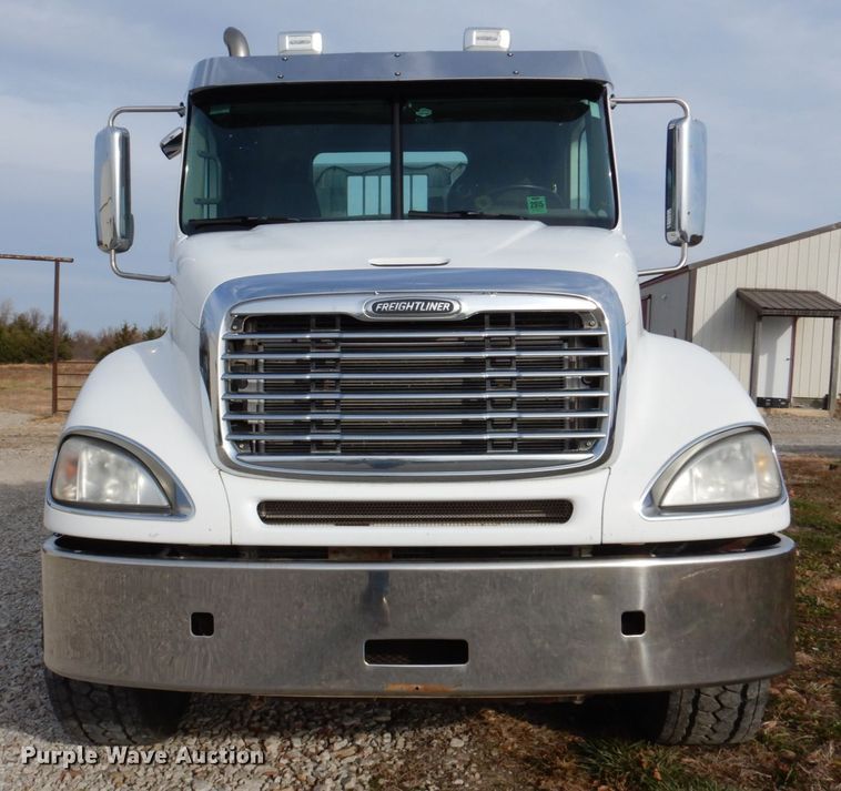 image for item DK1468 2009 Freightliner Columbia  semi truck