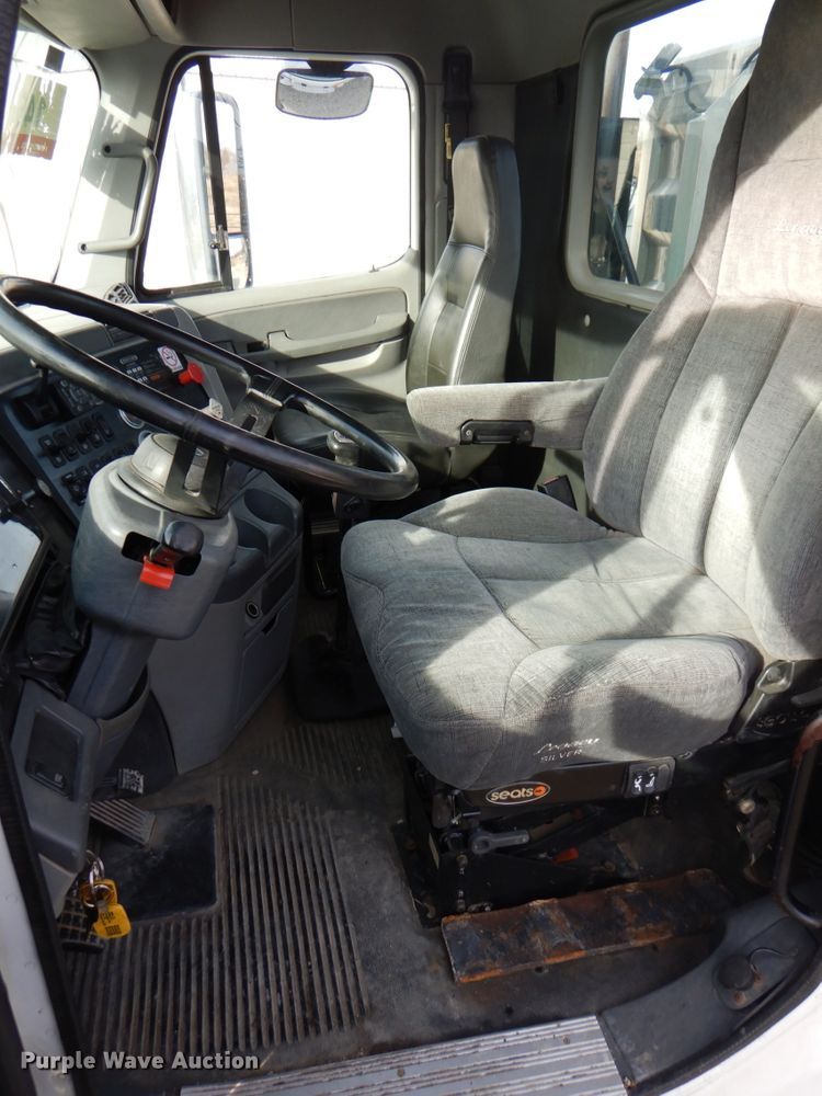 image for item DK1468 2009 Freightliner Columbia  semi truck