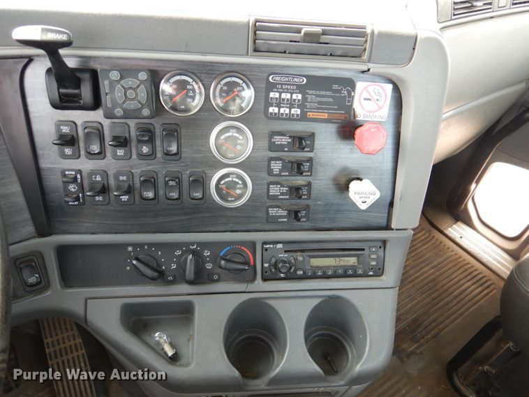 image for item DK1468 2009 Freightliner Columbia  semi truck