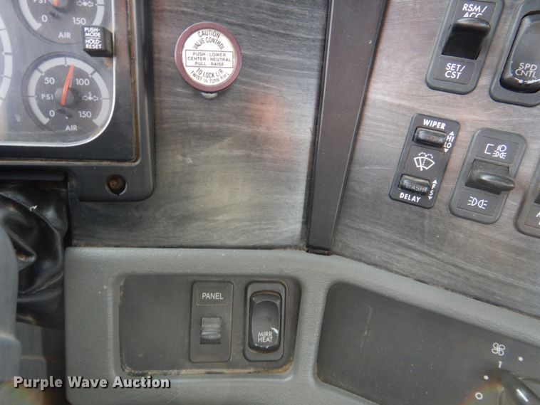 image for item DK1468 2009 Freightliner Columbia  semi truck