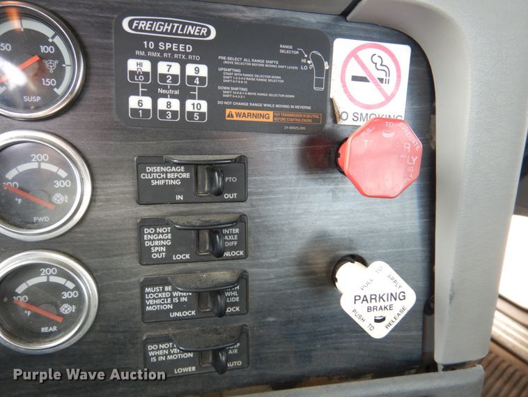 image for item DK1468 2009 Freightliner Columbia  semi truck