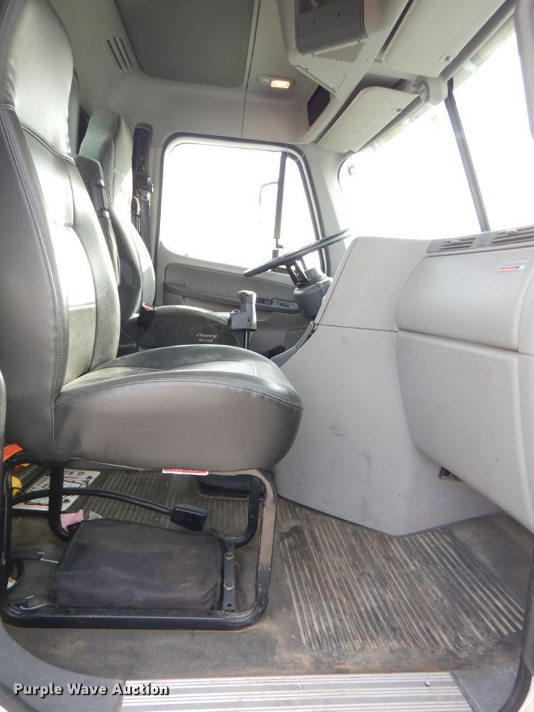 image for item DK1468 2009 Freightliner Columbia  semi truck