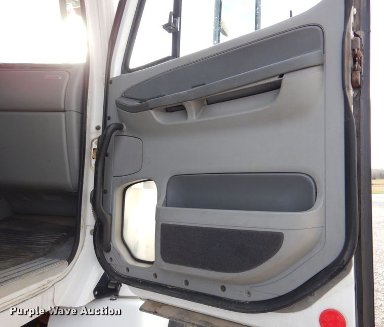 image for item DK1468 2009 Freightliner Columbia  semi truck