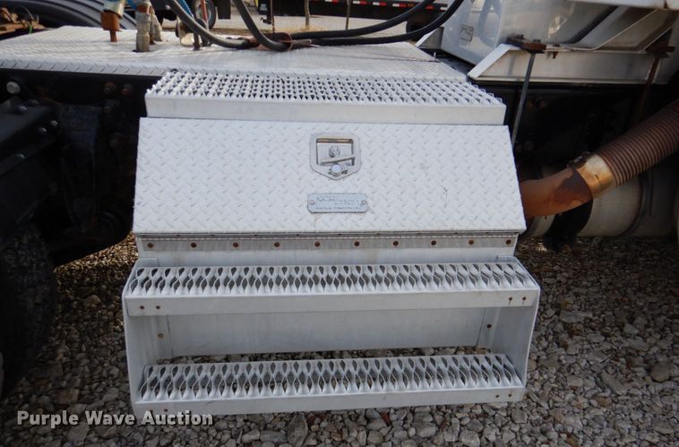 image for item DK1468 2009 Freightliner Columbia  semi truck