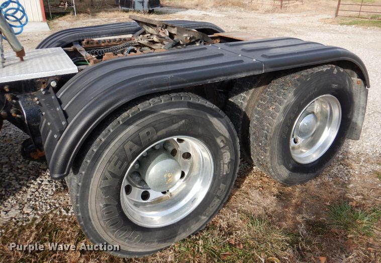 image for item DK1468 2009 Freightliner Columbia  semi truck