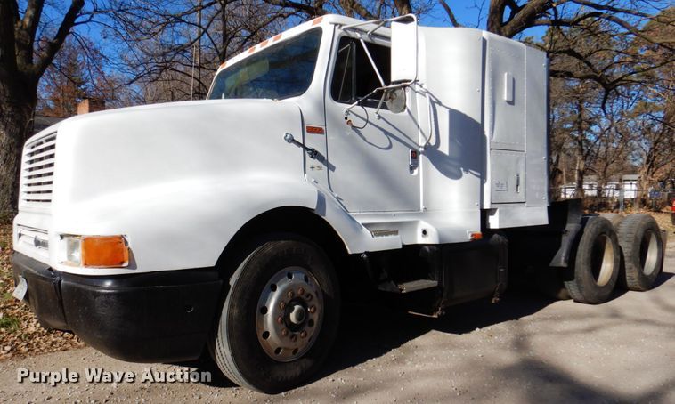 image for item DK8686 1988 International 8300  semi truck