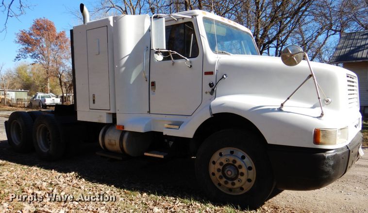 image for item DK8686 1988 International 8300  semi truck