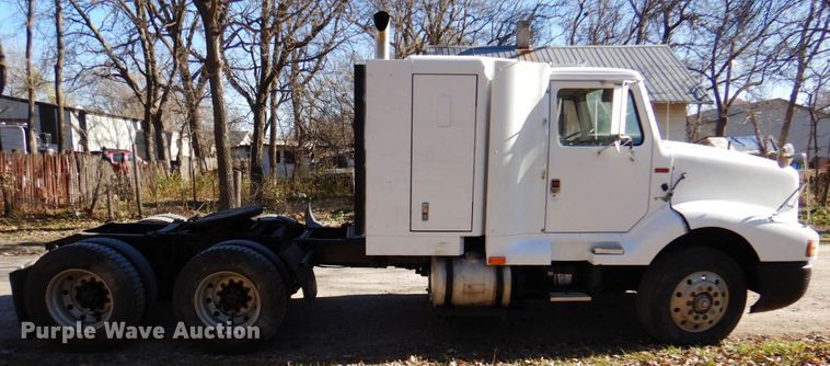 image for item DK8686 1988 International 8300  semi truck