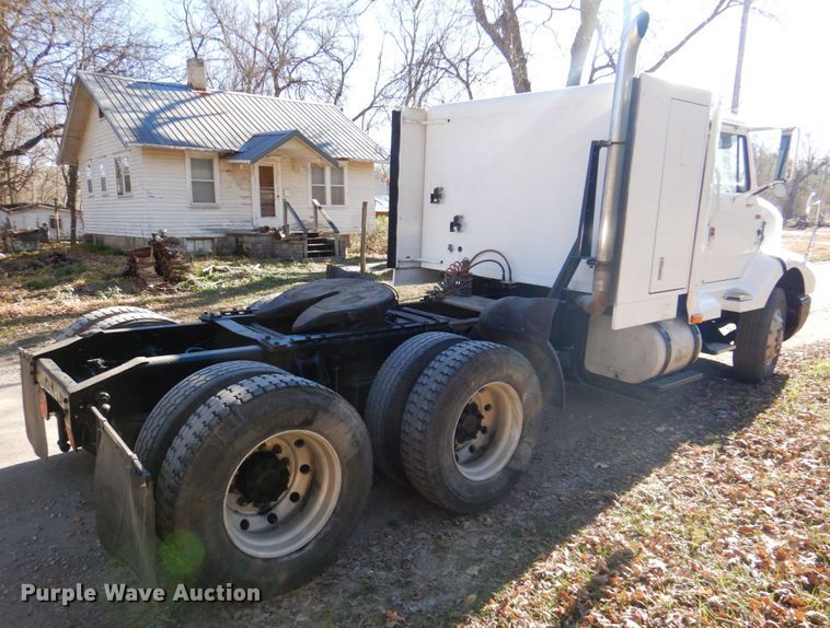 image for item DK8686 1988 International 8300  semi truck