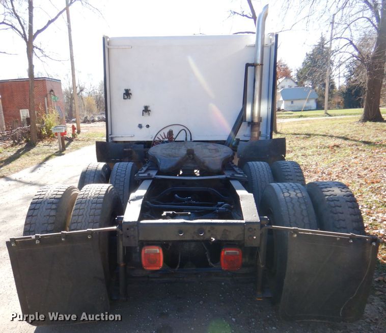 image for item DK8686 1988 International 8300  semi truck