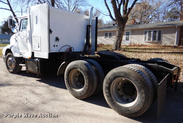 image for item DK8686 1988 International 8300  semi truck