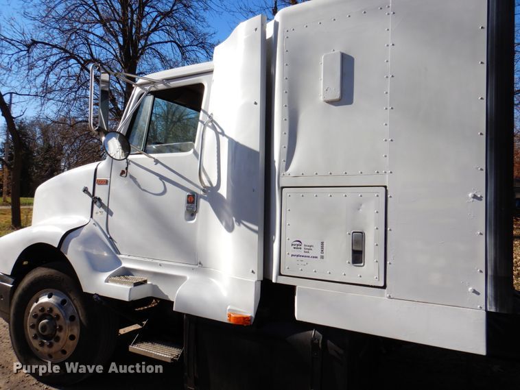 image for item DK8686 1988 International 8300  semi truck