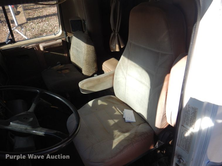 image for item DK8686 1988 International 8300  semi truck