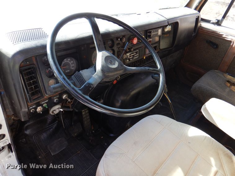 image for item DK8686 1988 International 8300  semi truck