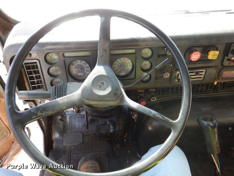 image for item DK8686 1988 International 8300  semi truck