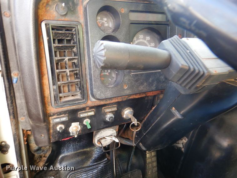 image for item DK8686 1988 International 8300  semi truck