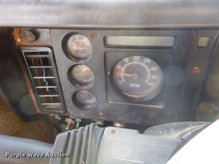 image for item DK8686 1988 International 8300  semi truck