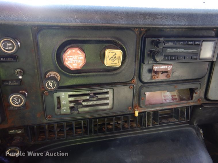 image for item DK8686 1988 International 8300  semi truck